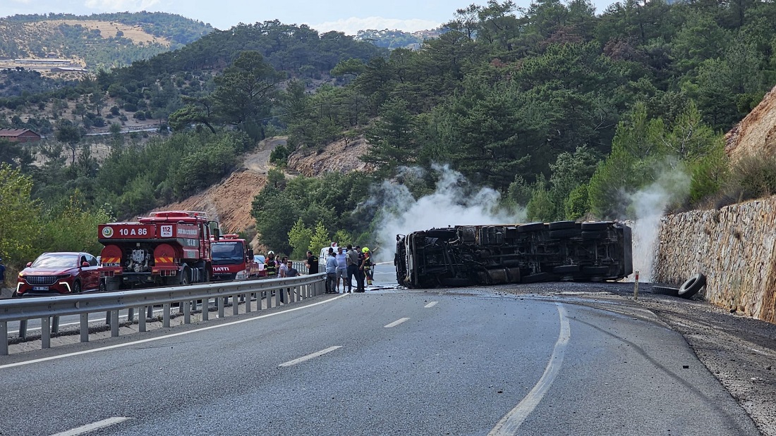 Balıkesir’de Devrilen Kamyon Ulaşımı Aksattı