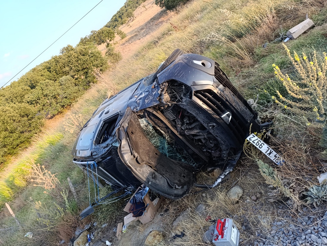 Balıkesir’de Şarampole Devrilen Otomobildeki 2 Kişi Yaralandı