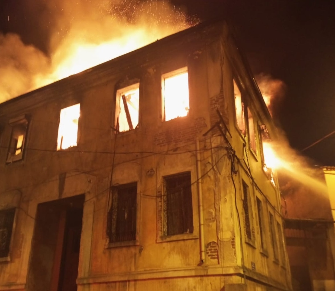 Balıkesir’de İki Katlı Binada Çıkan Yangın Söndürüldü