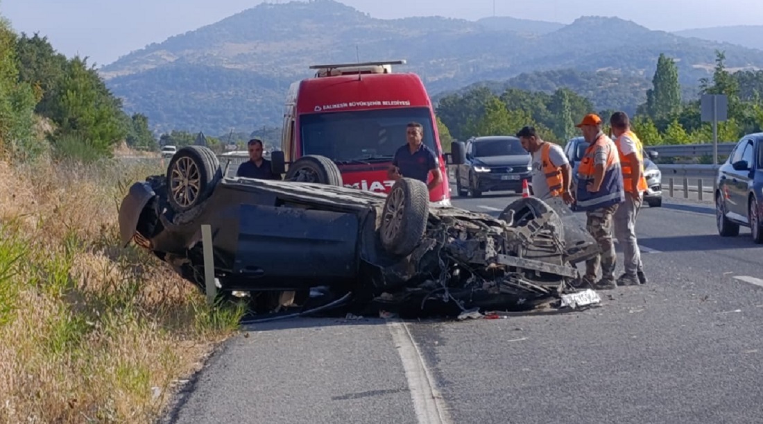 Balıkesir’de Kontrolden Çıkarak Devrilen Otomobildeki 2 Kişi Yaralandı