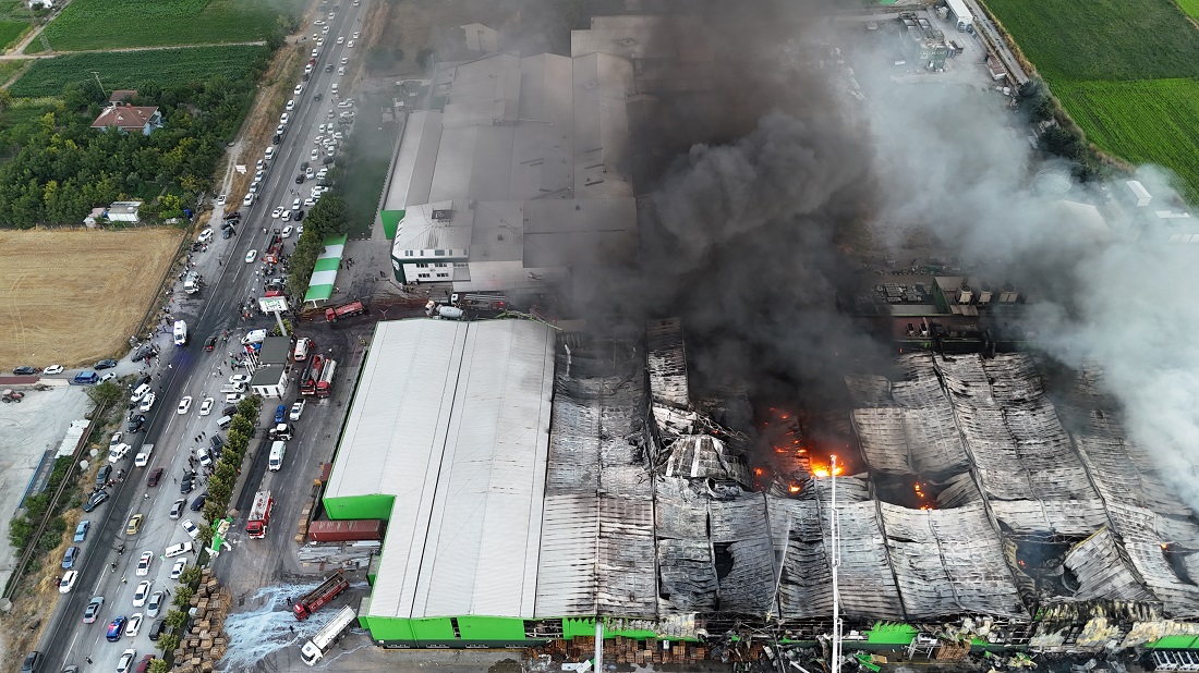 Gönen’de Süt Ürünleri Fabrikasında Çıkan Yangına Müdahale Ediliyor