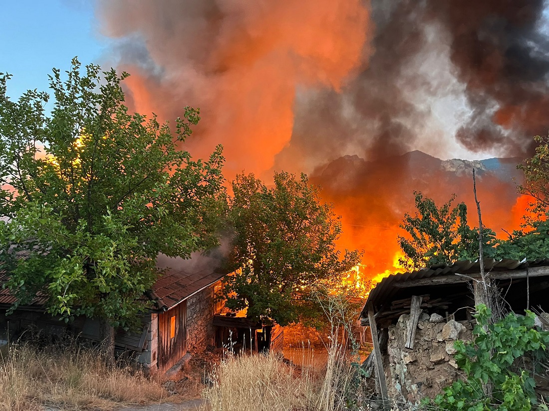 Balıkesir’de Çıkan Yangında 15 Ev Kullanılamaz Hale Geldi