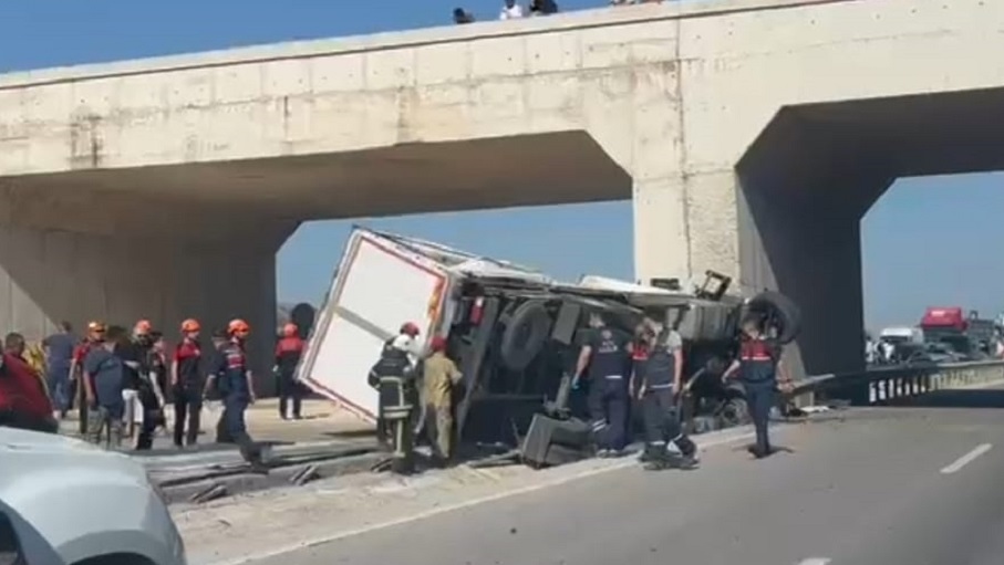 Mustafakemalpaşa’da Köprü Ayağına Çarpan Kamyonun Sürücüsü Hayatını Kaybetti