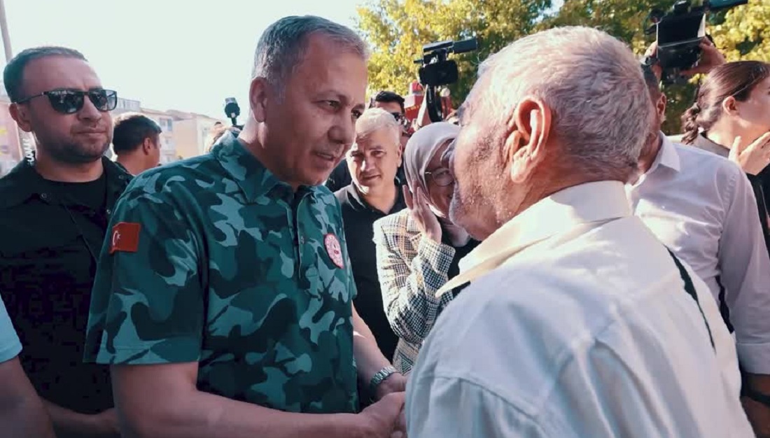  İçişleri Bakanı Yerlikaya, Sındırgı’da Esnaf ve Vatandaşları Ziyaret Etti