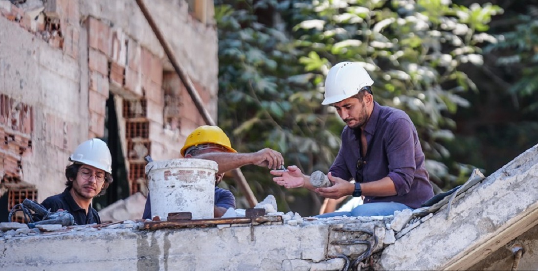 Depremde yıkılan 3 katlı binadan karot örneği alındı