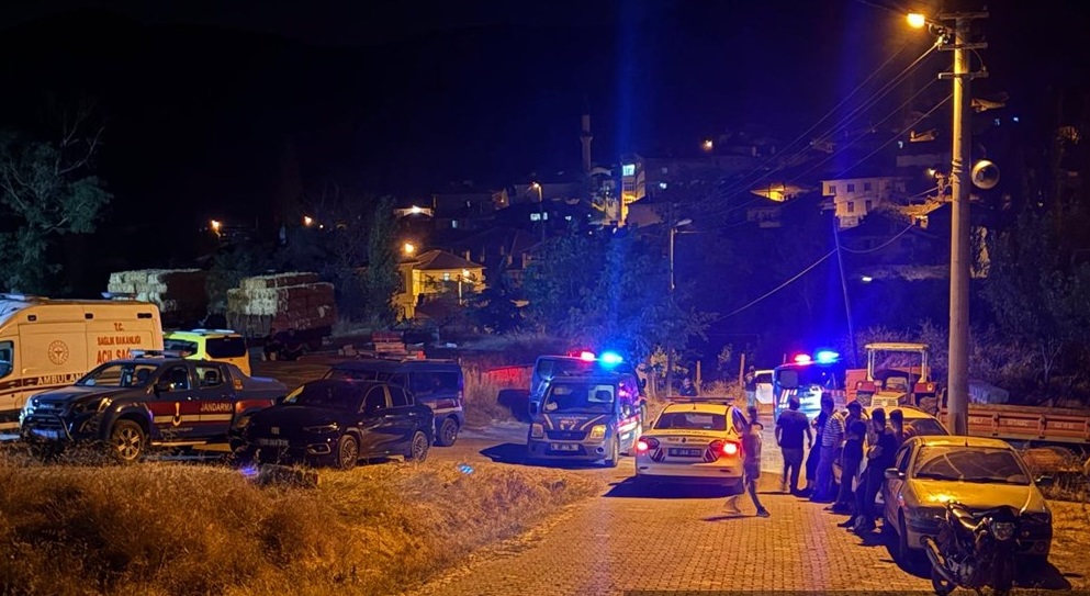 Eşini Bıçakla Öldürdü Ardından İntihar Etti