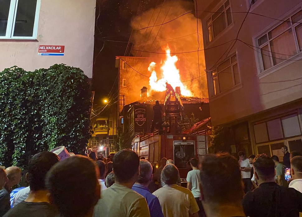 Dursunbey’de Korkutan Yangın: 2 Evde Hasar