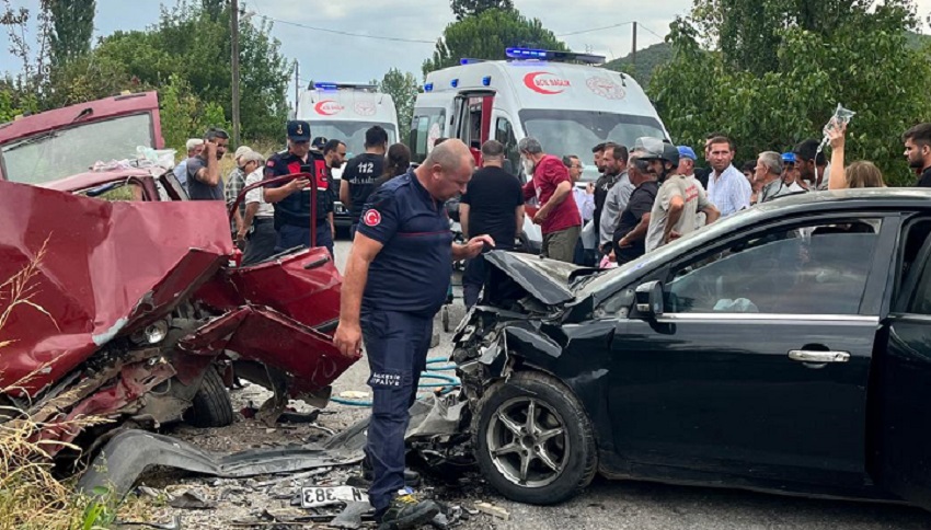İki Otomobil Kafa Kafaya Çarpıştı: 4 Kişi Yaralandı