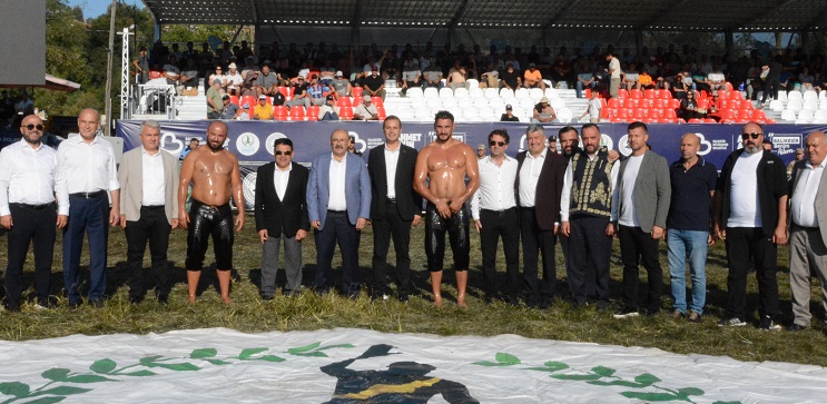 65. Kurtdereli Mehmet Pehlivan Yağlı Güreşlerinde Başpehlivan Orhan Okulu Oldu