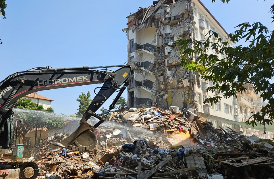 Sındırgı’da Hasar Gören Binalar Yıkılıyor
