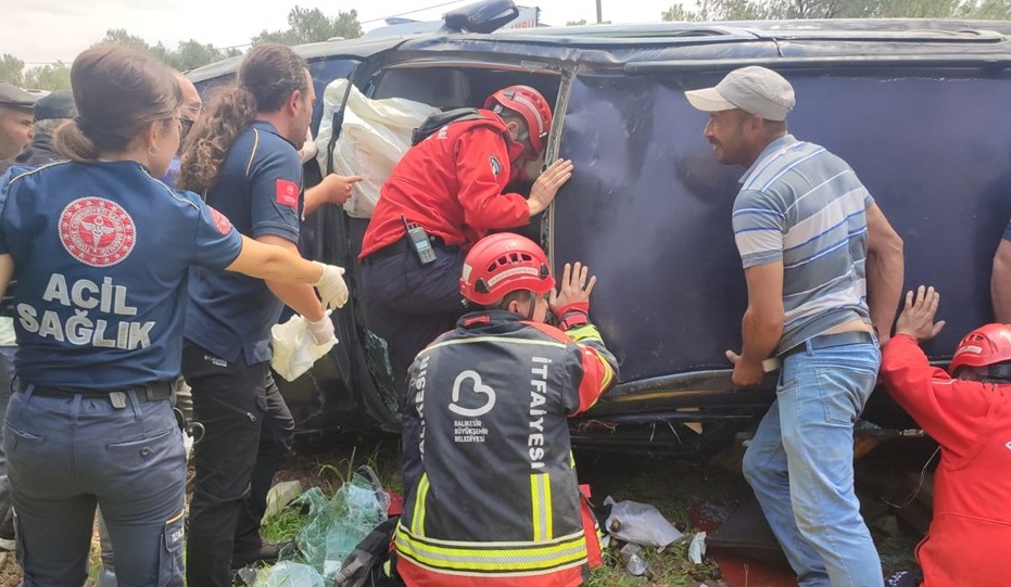 Balıkesir’de devrilen otomobilin sürücüsü yaralandı