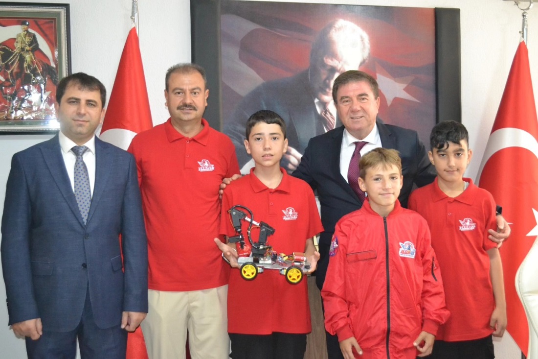 TEKNOFEST 2025 Başarısı: Susurluk İmam Hatip Ortaokulu Öğrencileri