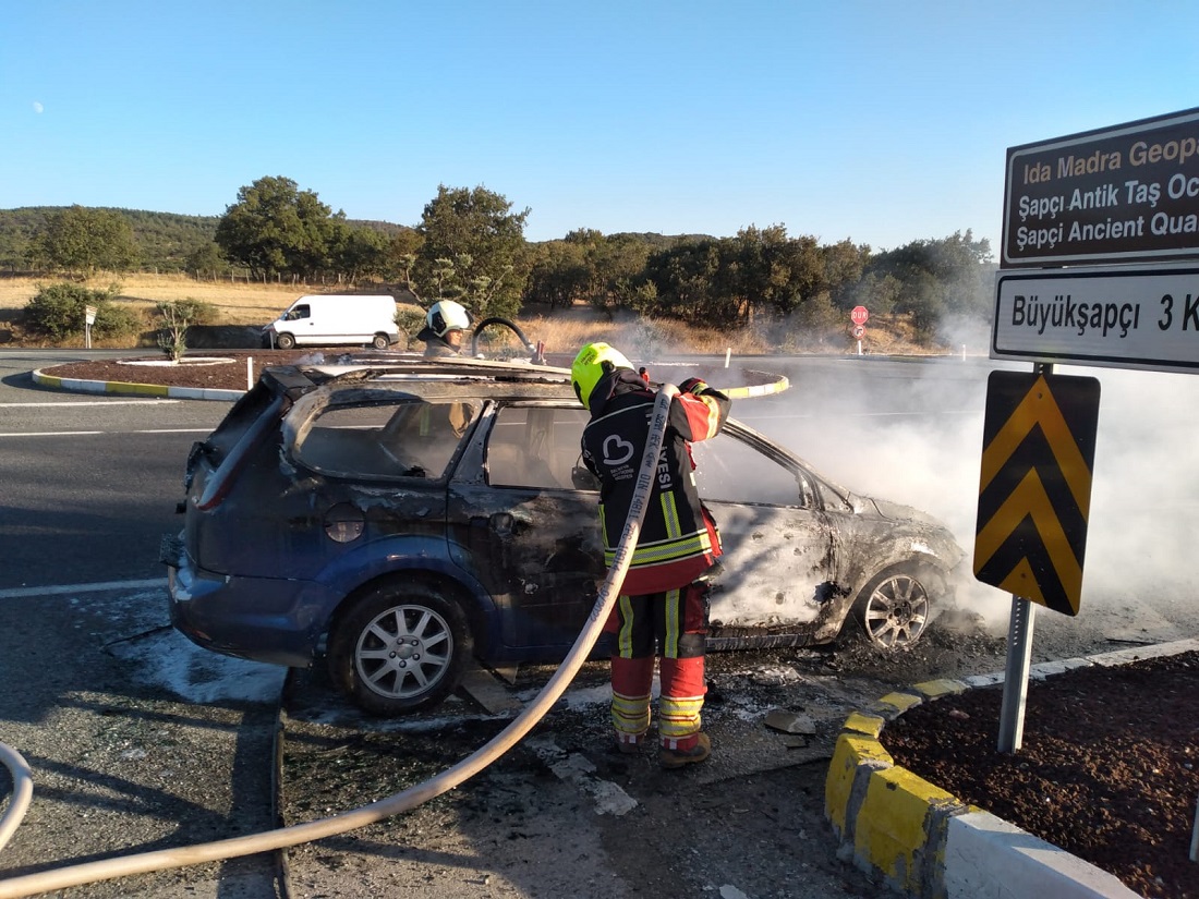 Balıkesir’de Seyir Halindeki Araçta Yangın Çıktı