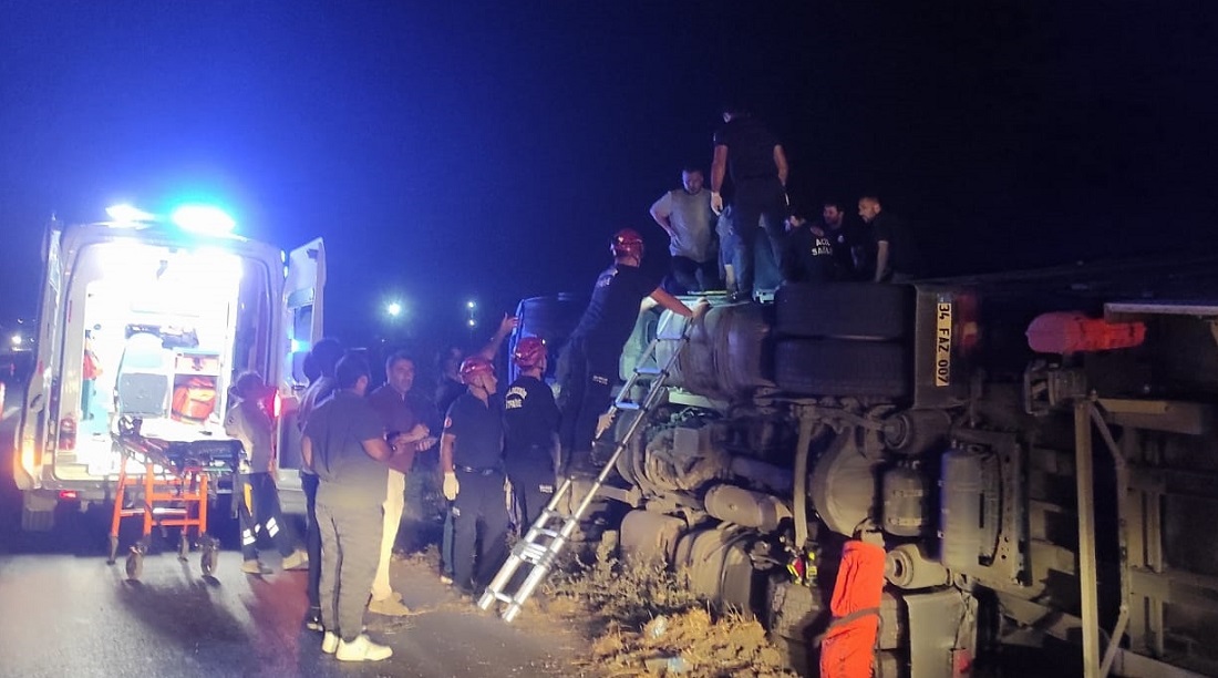 Susurluk’ta Devrilen Tırın Sürücüsü Yaralandı