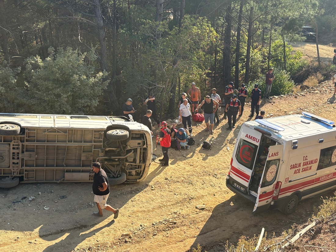 Edremit’te Tur Minibüsünün Devrilmesi Sonucu 11 Kişi Yaralandı