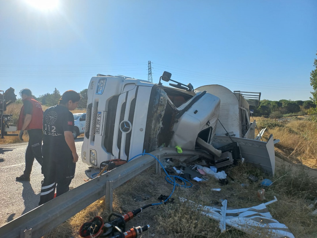 Balıkesir’de Devrilen Tırın Sürücüsü Hayatını Kaybetti