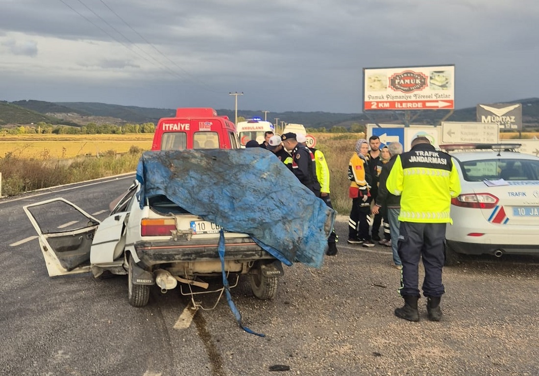 Gönen’de öğrenci servisiyle otomobilin çarpıştığı kazada 2 kişi öldü, 8 kişi yaralandı