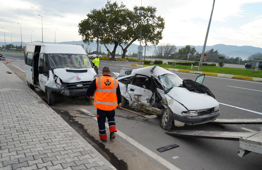 Balıkesir’de İşçi Servisi ile Otomobilin Çarpıştığı Kazada 1 Kişi Öldü
