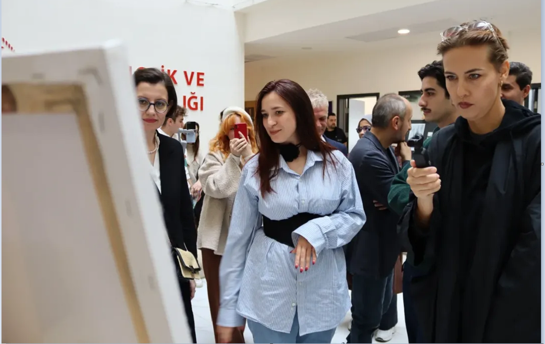 Polonyalı Sanatçı Justyna Odej’in Solo Sergisi Genç Ofis’te Sanatseverlerle Buluştu