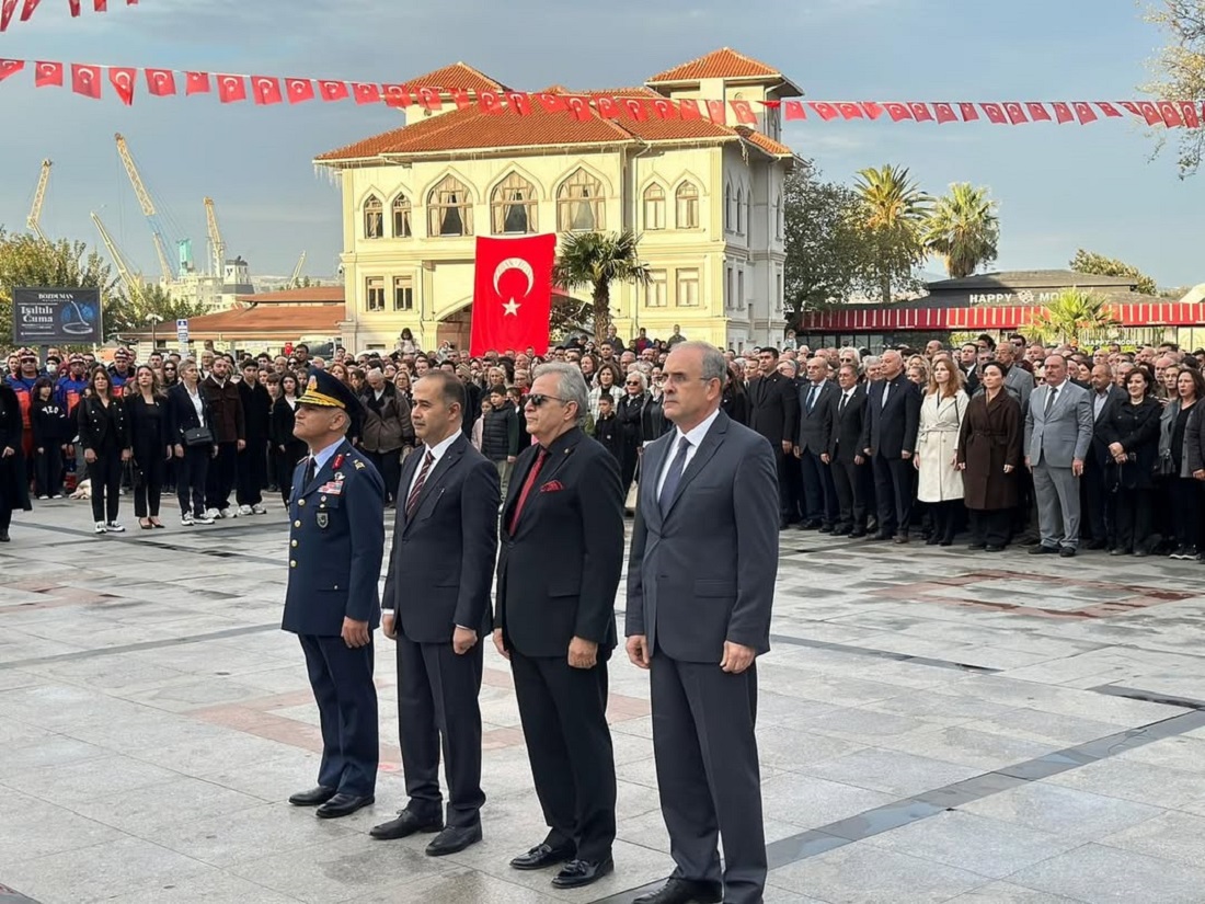 Bandırma’da 10 Kasım Törenlerinde Ata’ya Saygı