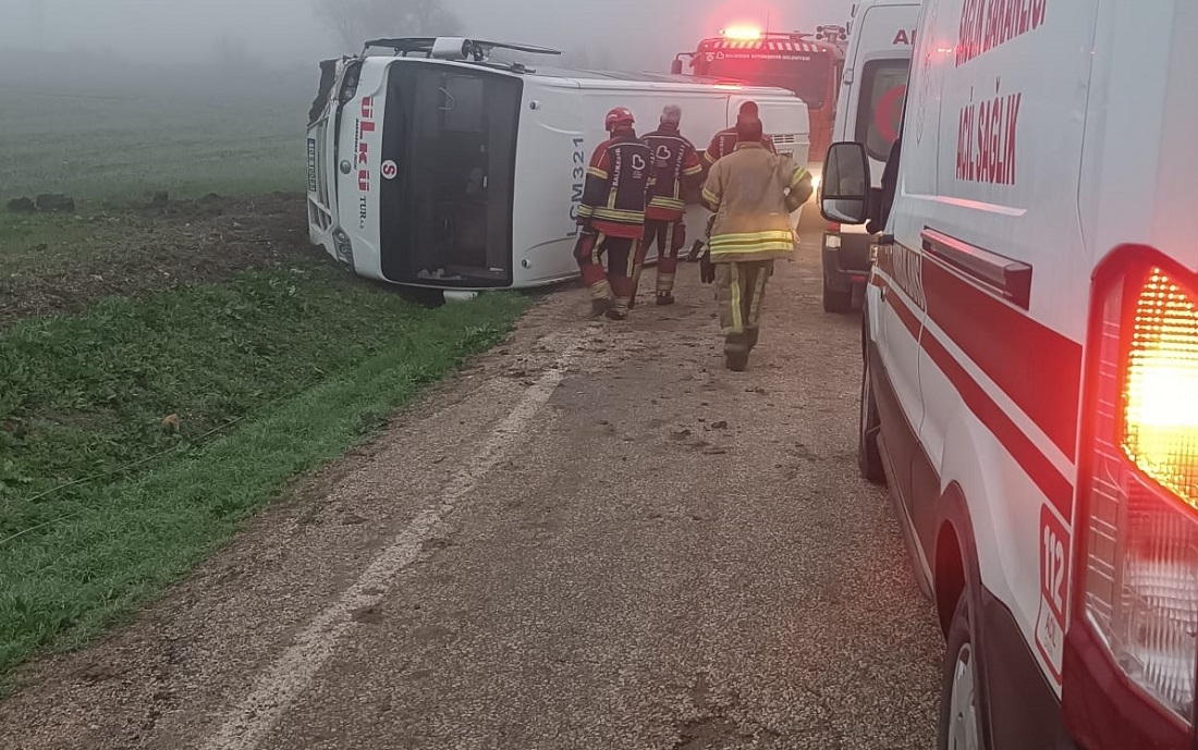 Bandırma’da Devrilen Öğrenci Servisindeki 9 Kişi Yaralandı