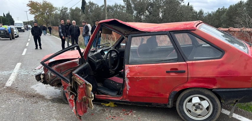 Edremit’te Otomobil ile Hafif Ticari Araç Çarpıştı