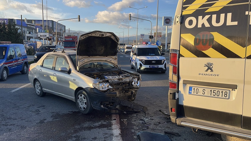 Balıkesir’de Öğrenci Servis Minibüsüyle Otomobil Çarpıştı