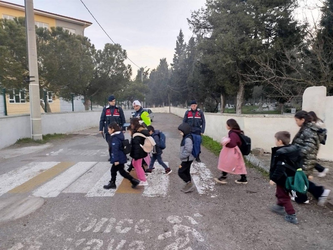 Balıkesir’de Okul Çevrelerine Jandarma Kalkanı: Denetimler Aralıksız Sürüyor!