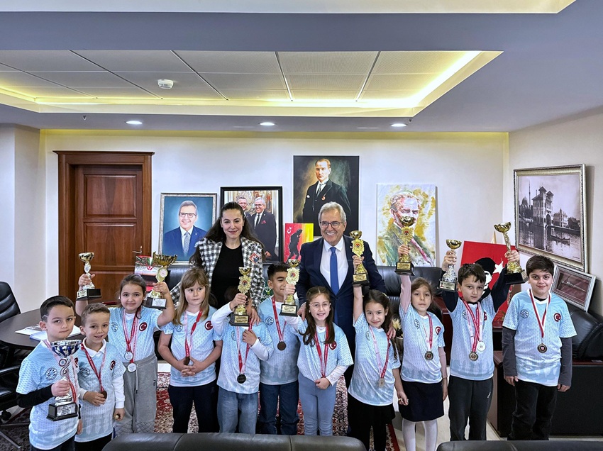 Bandırma’da Şampiyon Satranççılar Belediye’de Ağırlandı