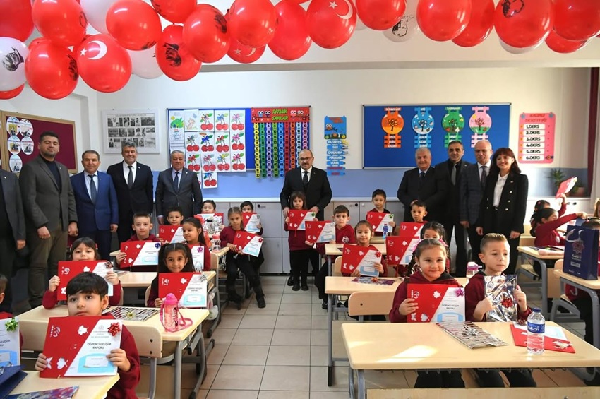 Vali İsmail Ustaoğlu Öğrencilerin Karne Heyecanına Ortak Oldu