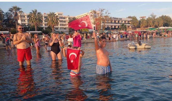 Erdek’te 30 Ağustos Zafer Bayramı Coşkusu  Denize Taştı