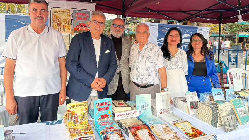 Cumhuriyet Meydanı Edebiyatla Canlandı: 8. Bandırma Kitap Günleri Sürüyor