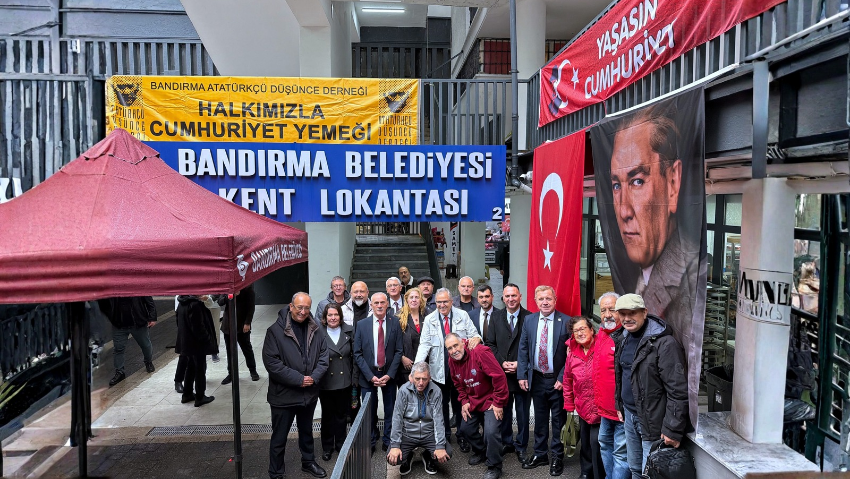 Bandırma’da Geleneksel Cumhuriyet Yemeğine Partiler Üstü Yoğun Katılım